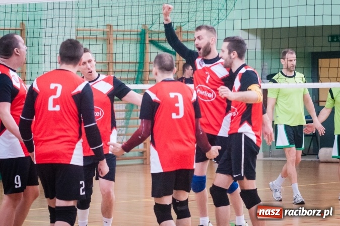 Zdjęcie w galerii na portalu naszraciborz.pl: Trwa VII edycja siatkarskiego Turnieju Zakładów Pracy i Służb Mudurowych o Puchar Prezydenta wiadomości z regionu