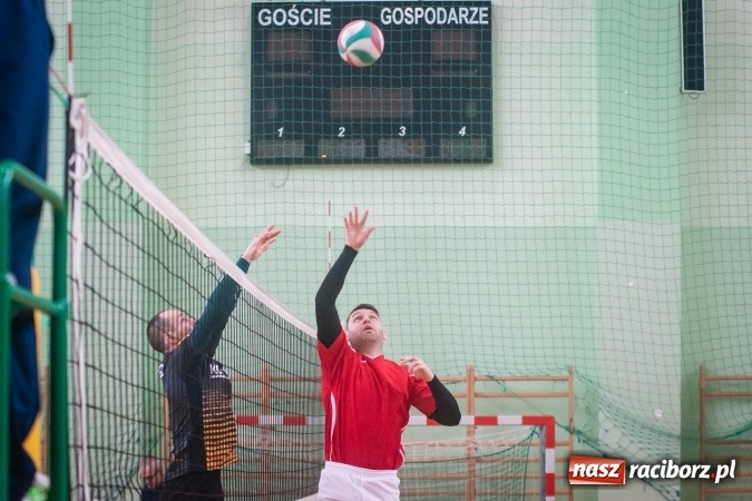 Zdjęcie w galerii na portalu naszraciborz.pl: Trwa VII edycja siatkarskiego Turnieju Zakładów Pracy i Służb Mudurowych o Puchar Prezydenta wiadomości z regionu