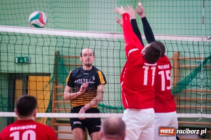 Zdjęcie w galerii na portalu naszraciborz.pl: Trwa VII edycja siatkarskiego Turnieju Zakładów Pracy i Służb Mudurowych o Puchar Prezydenta wiadomości z regionu