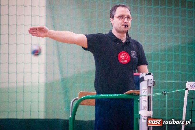 Zdjęcie w galerii na portalu naszraciborz.pl: Trwa VII edycja siatkarskiego Turnieju Zakładów Pracy i Służb Mudurowych o Puchar Prezydenta wiadomości z regionu