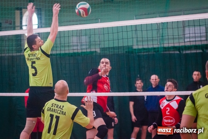 Zdjęcie w galerii na portalu naszraciborz.pl: Trwa VII edycja siatkarskiego Turnieju Zakładów Pracy i Służb Mudurowych o Puchar Prezydenta wiadomości z regionu