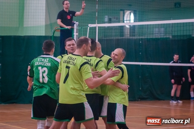 Zdjęcie w galerii na portalu naszraciborz.pl: Trwa VII edycja siatkarskiego Turnieju Zakładów Pracy i Służb Mudurowych o Puchar Prezydenta wiadomości z regionu