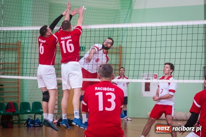 Zdjęcie w galerii na portalu naszraciborz.pl: Trwa VII edycja siatkarskiego Turnieju Zakładów Pracy i Służb Mudurowych o Puchar Prezydenta wiadomości z regionu