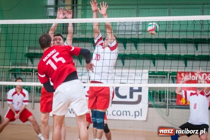 Zdjęcie w galerii na portalu naszraciborz.pl: Trwa VII edycja siatkarskiego Turnieju Zakładów Pracy i Służb Mudurowych o Puchar Prezydenta wiadomości z regionu