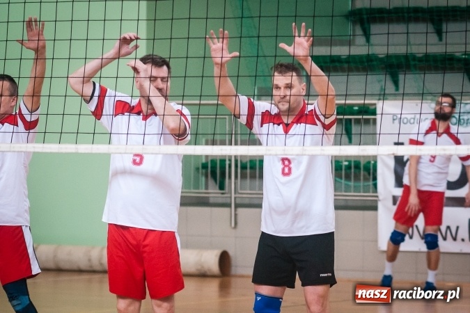 Zdjęcie w galerii na portalu naszraciborz.pl: Trwa VII edycja siatkarskiego Turnieju Zakładów Pracy i Służb Mudurowych o Puchar Prezydenta wiadomości z regionu