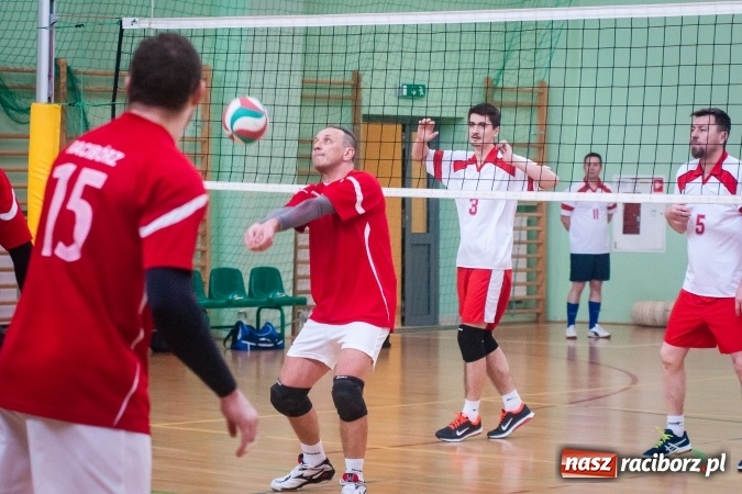 Zdjęcie w galerii na portalu naszraciborz.pl: Trwa VII edycja siatkarskiego Turnieju Zakładów Pracy i Służb Mudurowych o Puchar Prezydenta wiadomości z regionu