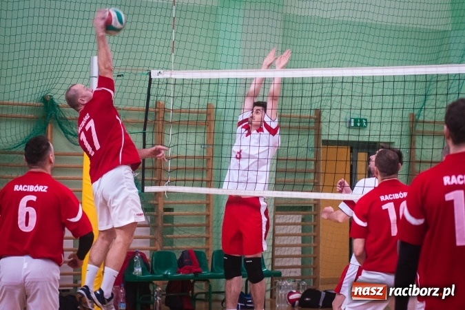 Zdjęcie w galerii na portalu naszraciborz.pl: Trwa VII edycja siatkarskiego Turnieju Zakładów Pracy i Służb Mudurowych o Puchar Prezydenta wiadomości z regionu
