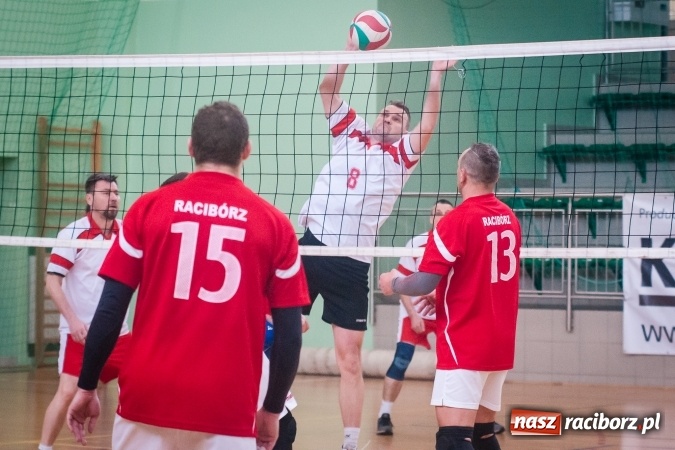 Zdjęcie w galerii na portalu naszraciborz.pl: Trwa VII edycja siatkarskiego Turnieju Zakładów Pracy i Służb Mudurowych o Puchar Prezydenta wiadomości z regionu