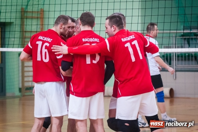 Zdjęcie w galerii na portalu naszraciborz.pl: Trwa VII edycja siatkarskiego Turnieju Zakładów Pracy i Służb Mudurowych o Puchar Prezydenta wiadomości z regionu