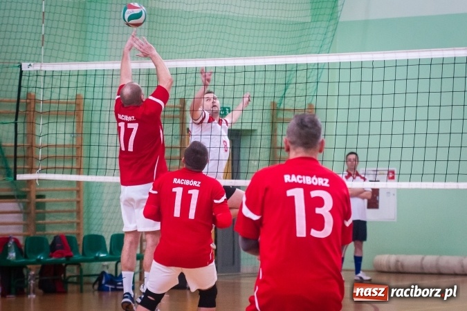 Zdjęcie w galerii na portalu naszraciborz.pl: Trwa VII edycja siatkarskiego Turnieju Zakładów Pracy i Służb Mudurowych o Puchar Prezydenta wiadomości z regionu