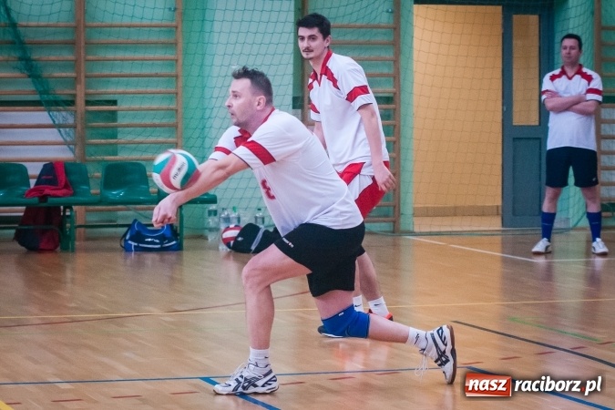 Zdjęcie w galerii na portalu naszraciborz.pl: Trwa VII edycja siatkarskiego Turnieju Zakładów Pracy i Służb Mudurowych o Puchar Prezydenta wiadomości z regionu