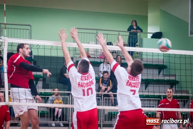 Zdjęcie w galerii na portalu naszraciborz.pl: Trwa VII edycja siatkarskiego Turnieju Zakładów Pracy i Służb Mudurowych o Puchar Prezydenta wiadomości z regionu