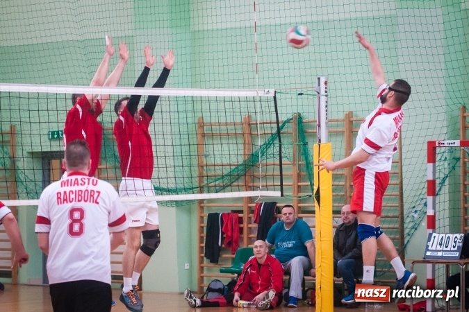 Zdjęcie w galerii na portalu naszraciborz.pl: Trwa VII edycja siatkarskiego Turnieju Zakładów Pracy i Służb Mudurowych o Puchar Prezydenta wiadomości z regionu