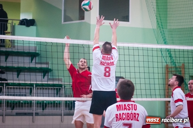 Zdjęcie w galerii na portalu naszraciborz.pl: Trwa VII edycja siatkarskiego Turnieju Zakładów Pracy i Służb Mudurowych o Puchar Prezydenta wiadomości z regionu