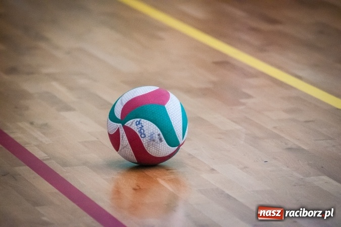 Zdjęcie w galerii na portalu naszraciborz.pl: Trwa VII edycja siatkarskiego Turnieju Zakładów Pracy i Służb Mudurowych o Puchar Prezydenta wiadomości z regionu