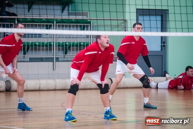Zdjęcie w galerii na portalu naszraciborz.pl: Trwa VII edycja siatkarskiego Turnieju Zakładów Pracy i Służb Mudurowych o Puchar Prezydenta wiadomości z regionu