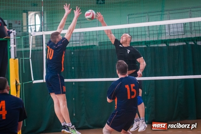 Zdjęcie w galerii na portalu naszraciborz.pl: Trwa VII edycja siatkarskiego Turnieju Zakładów Pracy i Służb Mudurowych o Puchar Prezydenta wiadomości z regionu
