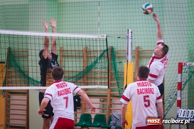 Zdjęcie w galerii na portalu naszraciborz.pl: Trwa VII edycja siatkarskiego Turnieju Zakładów Pracy i Służb Mudurowych o Puchar Prezydenta wiadomości z regionu