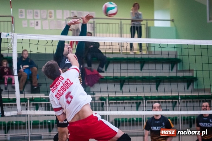 Zdjęcie w galerii na portalu naszraciborz.pl: Trwa VII edycja siatkarskiego Turnieju Zakładów Pracy i Służb Mudurowych o Puchar Prezydenta wiadomości z regionu