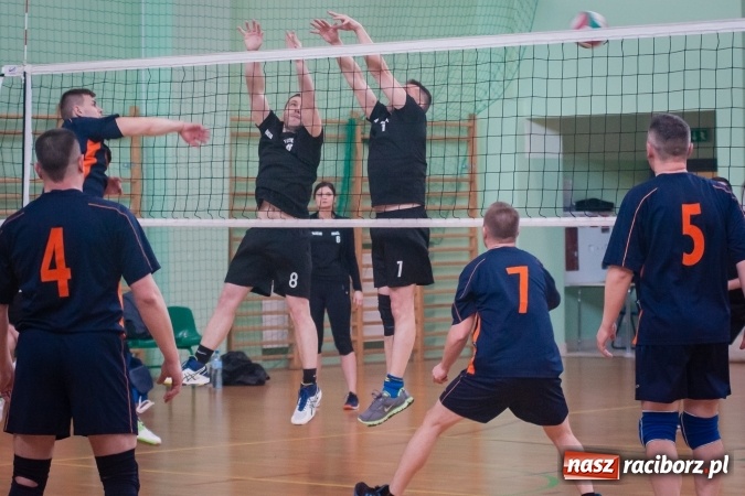 Zdjęcie w galerii na portalu naszraciborz.pl: Trwa VII edycja siatkarskiego Turnieju Zakładów Pracy i Służb Mudurowych o Puchar Prezydenta wiadomości z regionu