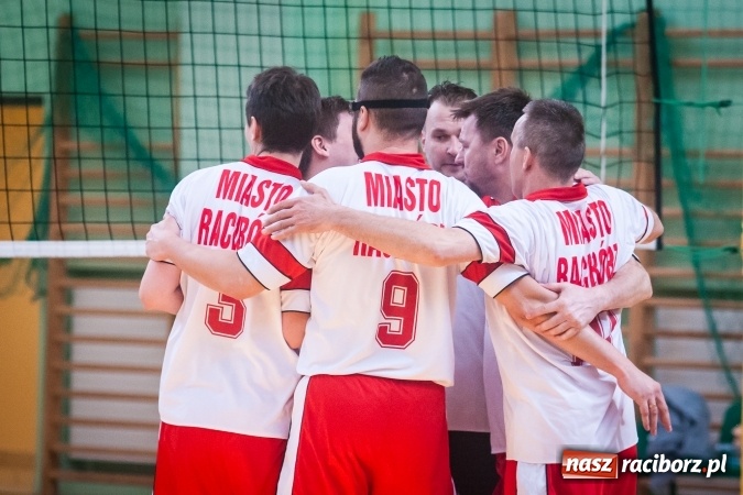 Zdjęcie w galerii na portalu naszraciborz.pl: Trwa VII edycja siatkarskiego Turnieju Zakładów Pracy i Służb Mudurowych o Puchar Prezydenta wiadomości z regionu