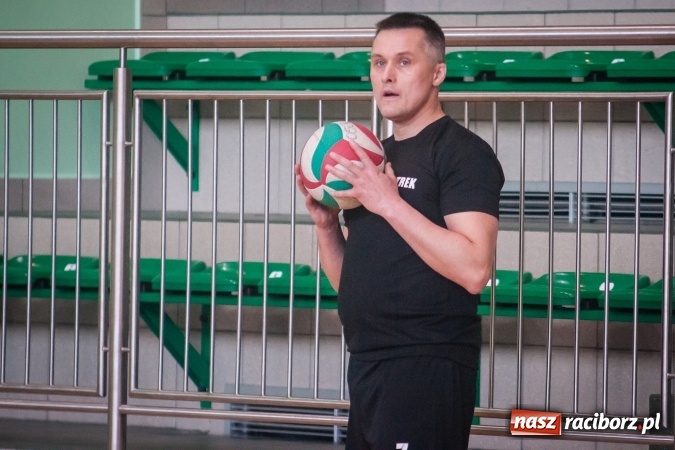 Zdjęcie w galerii na portalu naszraciborz.pl: Trwa VII edycja siatkarskiego Turnieju Zakładów Pracy i Służb Mudurowych o Puchar Prezydenta wiadomości z regionu