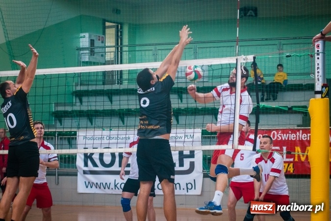 Zdjęcie w galerii na portalu naszraciborz.pl: Trwa VII edycja siatkarskiego Turnieju Zakładów Pracy i Służb Mudurowych o Puchar Prezydenta wiadomości z regionu