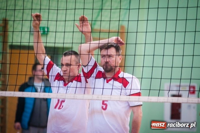 Zdjęcie w galerii na portalu naszraciborz.pl: Trwa VII edycja siatkarskiego Turnieju Zakładów Pracy i Służb Mudurowych o Puchar Prezydenta wiadomości z regionu