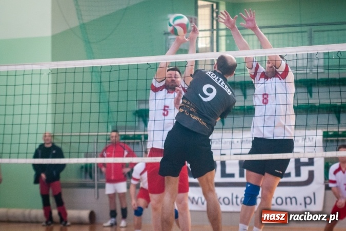 Zdjęcie w galerii na portalu naszraciborz.pl: Trwa VII edycja siatkarskiego Turnieju Zakładów Pracy i Służb Mudurowych o Puchar Prezydenta wiadomości z regionu