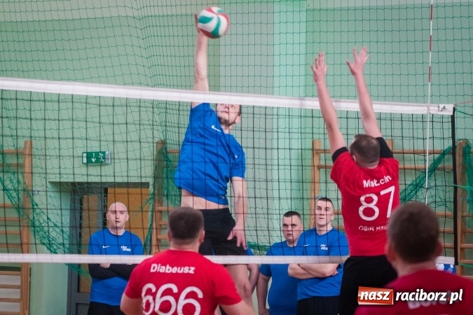 Zdjęcie w galerii na portalu naszraciborz.pl: Trwa VII edycja siatkarskiego Turnieju Zakładów Pracy i Służb Mudurowych o Puchar Prezydenta wiadomości z regionu