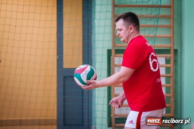 Zdjęcie w galerii na portalu naszraciborz.pl: Trwa VII edycja siatkarskiego Turnieju Zakładów Pracy i Służb Mudurowych o Puchar Prezydenta wiadomości z regionu