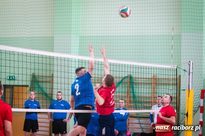 Zdjęcie w galerii na portalu naszraciborz.pl: Trwa VII edycja siatkarskiego Turnieju Zakładów Pracy i Służb Mudurowych o Puchar Prezydenta wiadomości z regionu