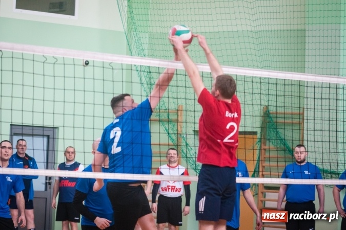 Zdjęcie w galerii na portalu naszraciborz.pl: Trwa VII edycja siatkarskiego Turnieju Zakładów Pracy i Służb Mudurowych o Puchar Prezydenta wiadomości z regionu