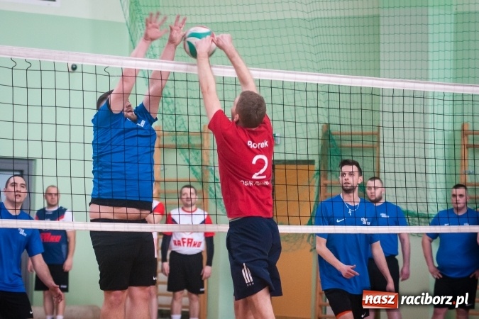 Zdjęcie w galerii na portalu naszraciborz.pl: Trwa VII edycja siatkarskiego Turnieju Zakładów Pracy i Służb Mudurowych o Puchar Prezydenta wiadomości z regionu