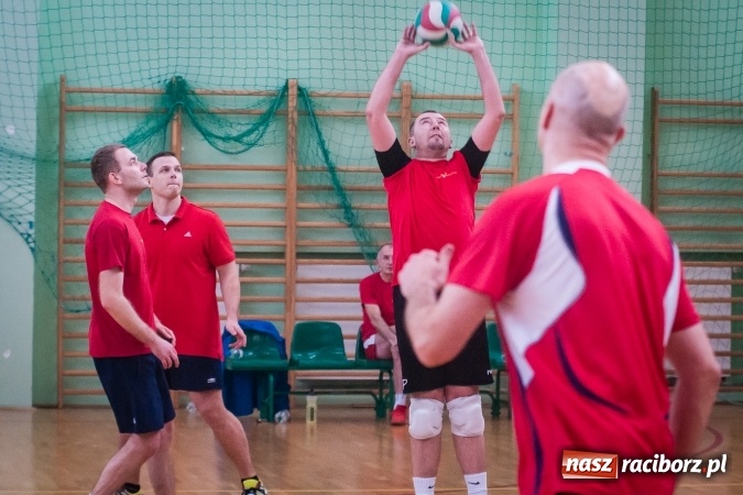 Zdjęcie w galerii na portalu naszraciborz.pl: Trwa VII edycja siatkarskiego Turnieju Zakładów Pracy i Służb Mudurowych o Puchar Prezydenta wiadomości z regionu