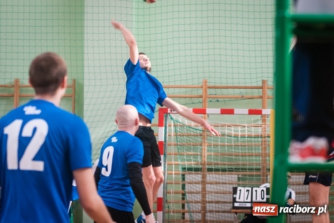 Zdjęcie w galerii na portalu naszraciborz.pl: Trwa VII edycja siatkarskiego Turnieju Zakładów Pracy i Służb Mudurowych o Puchar Prezydenta wiadomości z regionu