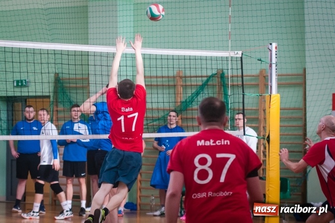 Zdjęcie w galerii na portalu naszraciborz.pl: Trwa VII edycja siatkarskiego Turnieju Zakładów Pracy i Służb Mudurowych o Puchar Prezydenta wiadomości z regionu