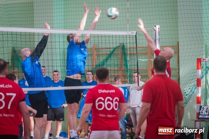 Zdjęcie w galerii na portalu naszraciborz.pl: Trwa VII edycja siatkarskiego Turnieju Zakładów Pracy i Służb Mudurowych o Puchar Prezydenta wiadomości z regionu