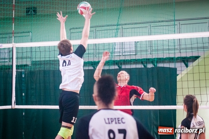 Zdjęcie w galerii na portalu naszraciborz.pl: Trwa VII edycja siatkarskiego Turnieju Zakładów Pracy i Służb Mudurowych o Puchar Prezydenta wiadomości z regionu