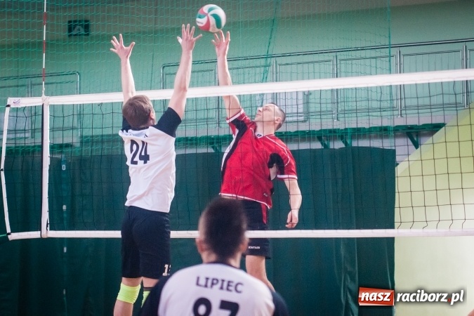 Zdjęcie w galerii na portalu naszraciborz.pl: Trwa VII edycja siatkarskiego Turnieju Zakładów Pracy i Służb Mudurowych o Puchar Prezydenta wiadomości z regionu