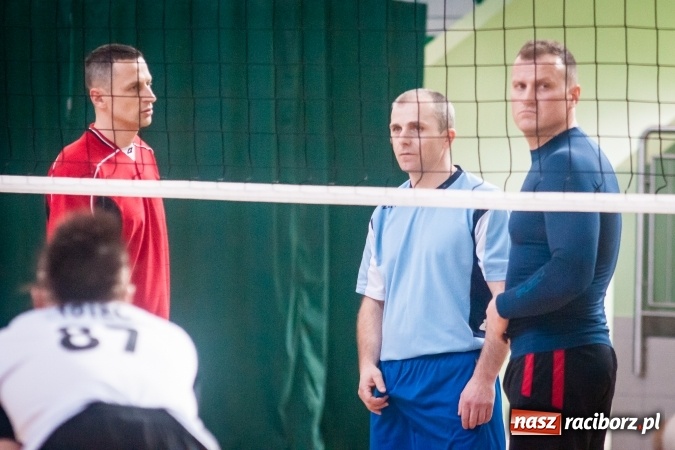 Zdjęcie w galerii na portalu naszraciborz.pl: Trwa VII edycja siatkarskiego Turnieju Zakładów Pracy i Służb Mudurowych o Puchar Prezydenta wiadomości z regionu