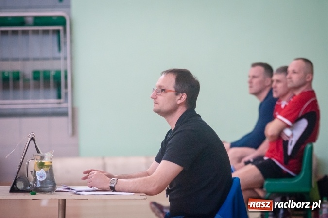 Zdjęcie w galerii na portalu naszraciborz.pl: Trwa VII edycja siatkarskiego Turnieju Zakładów Pracy i Służb Mudurowych o Puchar Prezydenta wiadomości z regionu