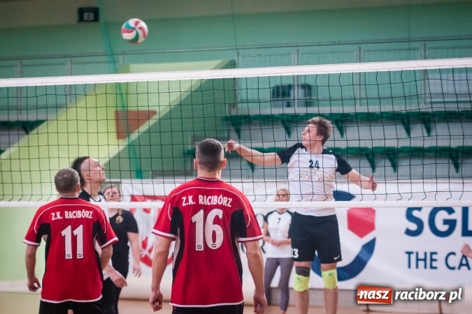 Zdjęcie w galerii na portalu naszraciborz.pl: Trwa VII edycja siatkarskiego Turnieju Zakładów Pracy i Służb Mudurowych o Puchar Prezydenta wiadomości z regionu