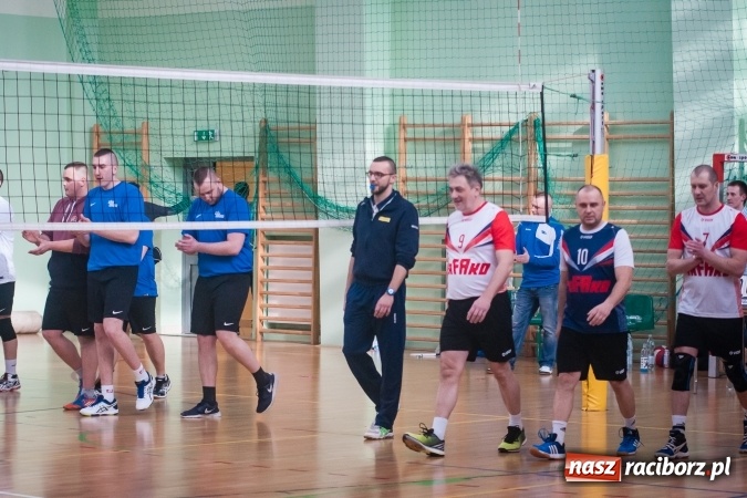 Zdjęcie w galerii na portalu naszraciborz.pl: Trwa VII edycja siatkarskiego Turnieju Zakładów Pracy i Służb Mudurowych o Puchar Prezydenta wiadomości z regionu