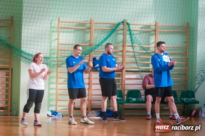 Zdjęcie w galerii na portalu naszraciborz.pl: Trwa VII edycja siatkarskiego Turnieju Zakładów Pracy i Służb Mudurowych o Puchar Prezydenta wiadomości z regionu