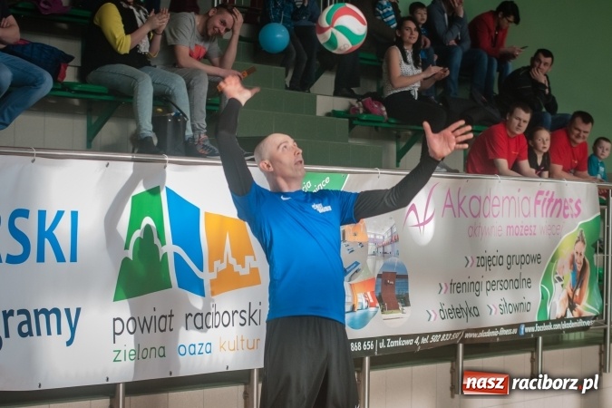 Zdjęcie w galerii na portalu naszraciborz.pl: Trwa VII edycja siatkarskiego Turnieju Zakładów Pracy i Służb Mudurowych o Puchar Prezydenta wiadomości z regionu