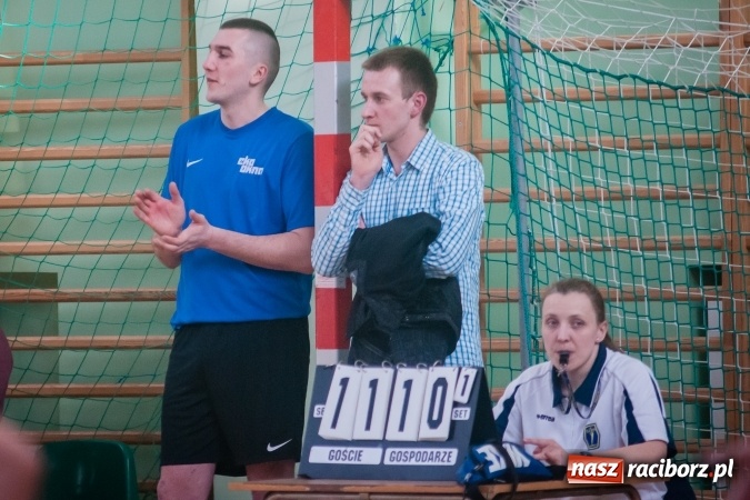 Zdjęcie w galerii na portalu naszraciborz.pl: Trwa VII edycja siatkarskiego Turnieju Zakładów Pracy i Służb Mudurowych o Puchar Prezydenta wiadomości z regionu