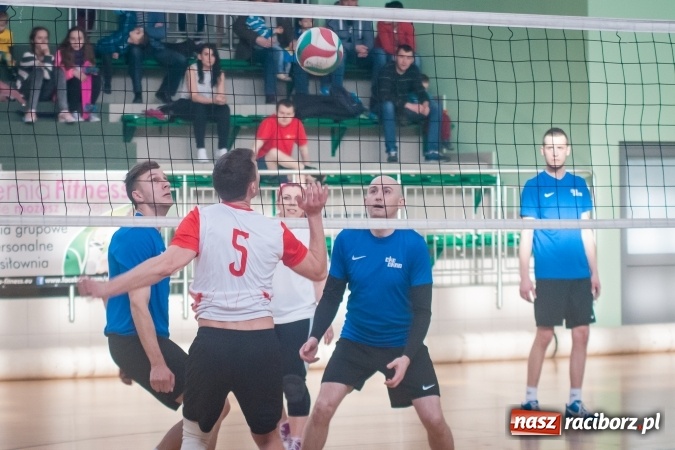 Zdjęcie w galerii na portalu naszraciborz.pl: Trwa VII edycja siatkarskiego Turnieju Zakładów Pracy i Służb Mudurowych o Puchar Prezydenta wiadomości z regionu