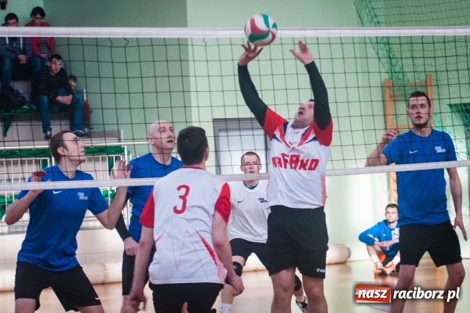 Zdjęcie w galerii na portalu naszraciborz.pl: Trwa VII edycja siatkarskiego Turnieju Zakładów Pracy i Służb Mudurowych o Puchar Prezydenta wiadomości z regionu