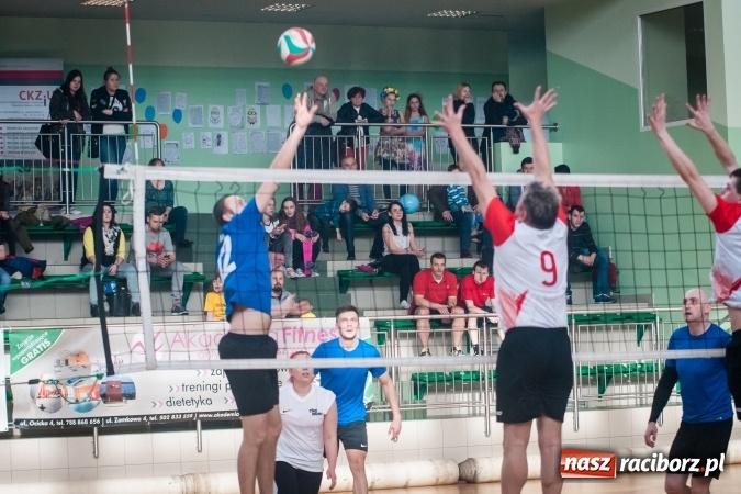 Zdjęcie w galerii na portalu naszraciborz.pl: Trwa VII edycja siatkarskiego Turnieju Zakładów Pracy i Służb Mudurowych o Puchar Prezydenta wiadomości z regionu